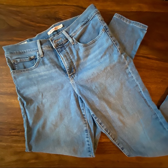 Levis. 311 Shaping Skinny Jeans. Size 30 - Picture 7 of 8